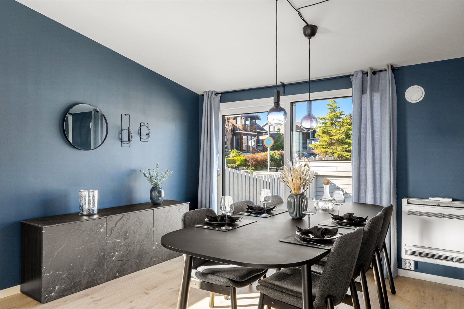 God plass til stort spisebord. Ny terrassedør i hel aluminium. Også terrassedøren har 3-lags energispareglass og utvendig solfilter. Galleribilde