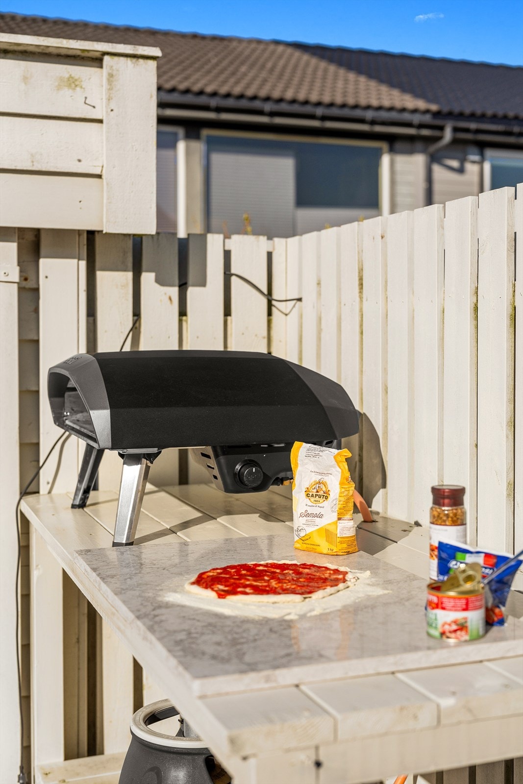 Uteplassen er i dag innredet med både grill, pizzaovn, samt flere sittegrupper. Galleribilde