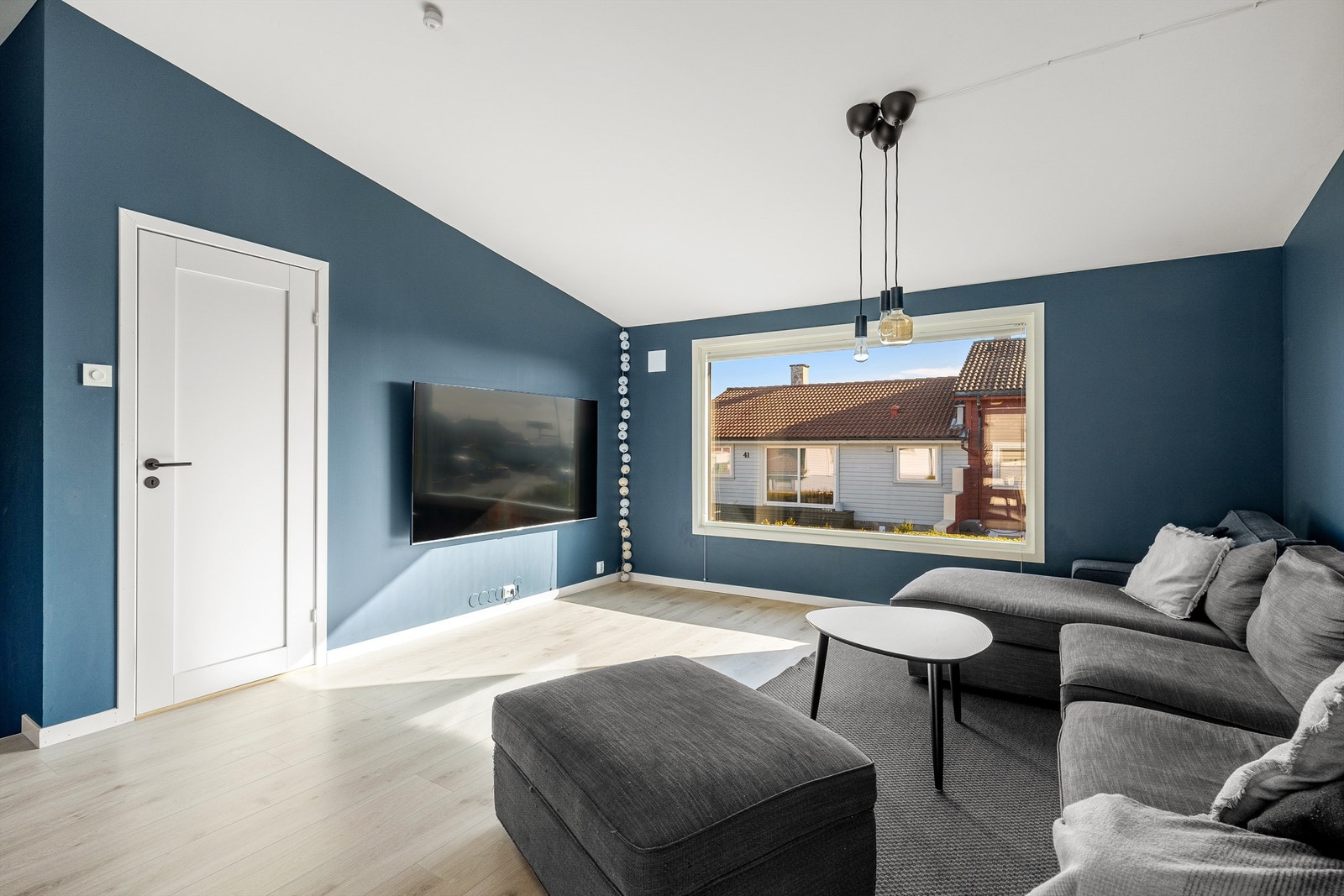 Hele boligen er oppgradert med nye vinduer. I andre etasje er det helt nye vinduer med 3-lags energispareglass med utvendig solbeskyttelse. Galleribilde