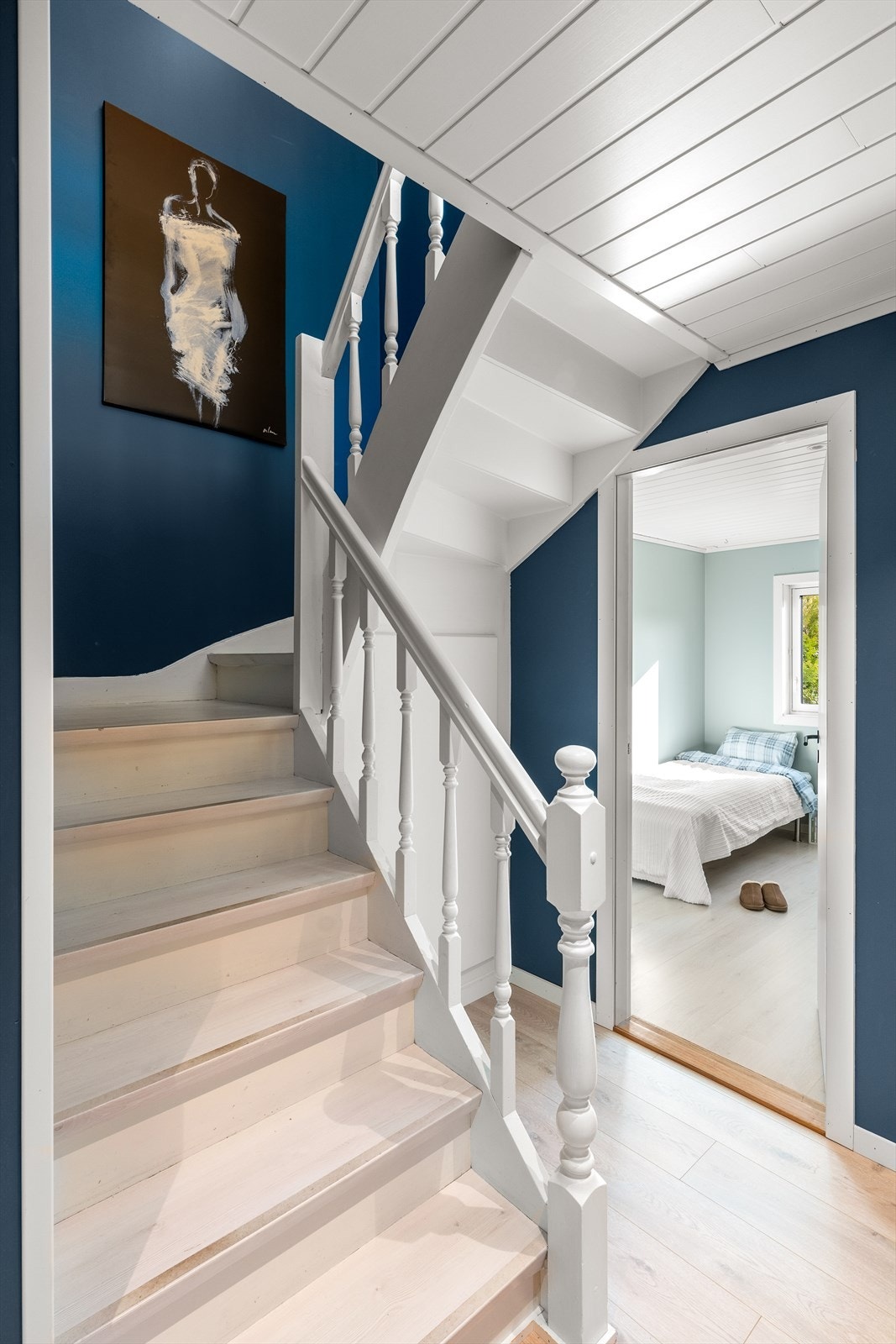 En etasje ned kommer en til to soverom, bad, vaskerom, bi-inngang og entré. Legg merke til lagringsrom under trappen. Galleribilde