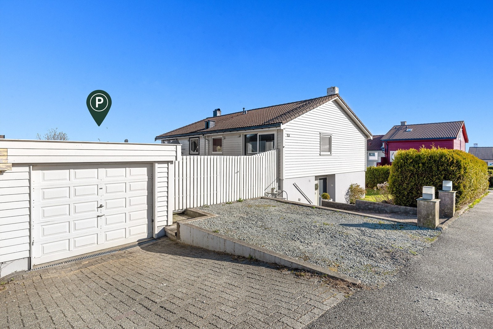 Boligen har tilhørende garasje og plass til to biler på tomt. Boligen har lader for elbil. Galleribilde
