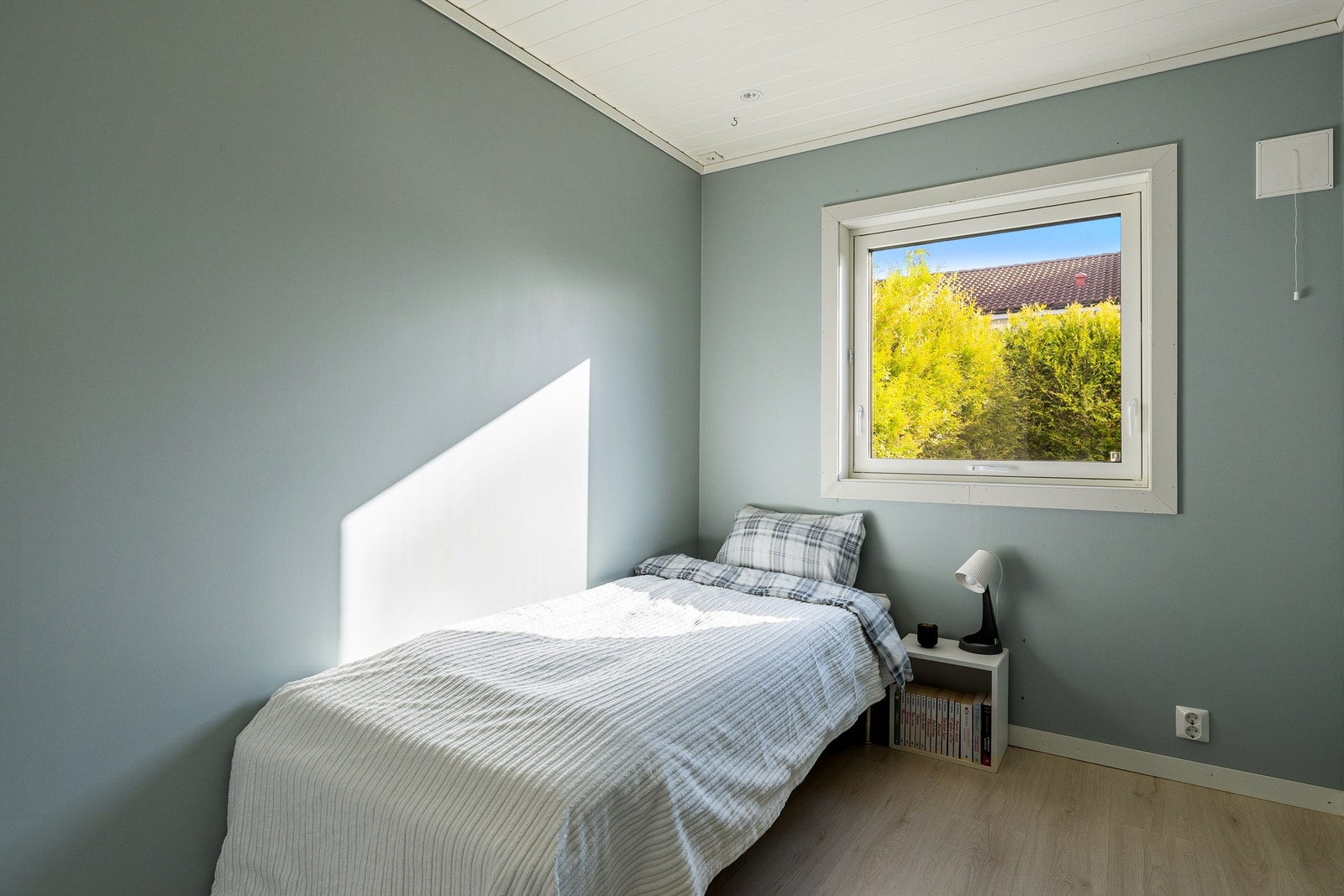 Det to soverommene nede er av god størrelse. Også denne etasje har nye vinduer med 3-lags energispareglass. Galleribilde