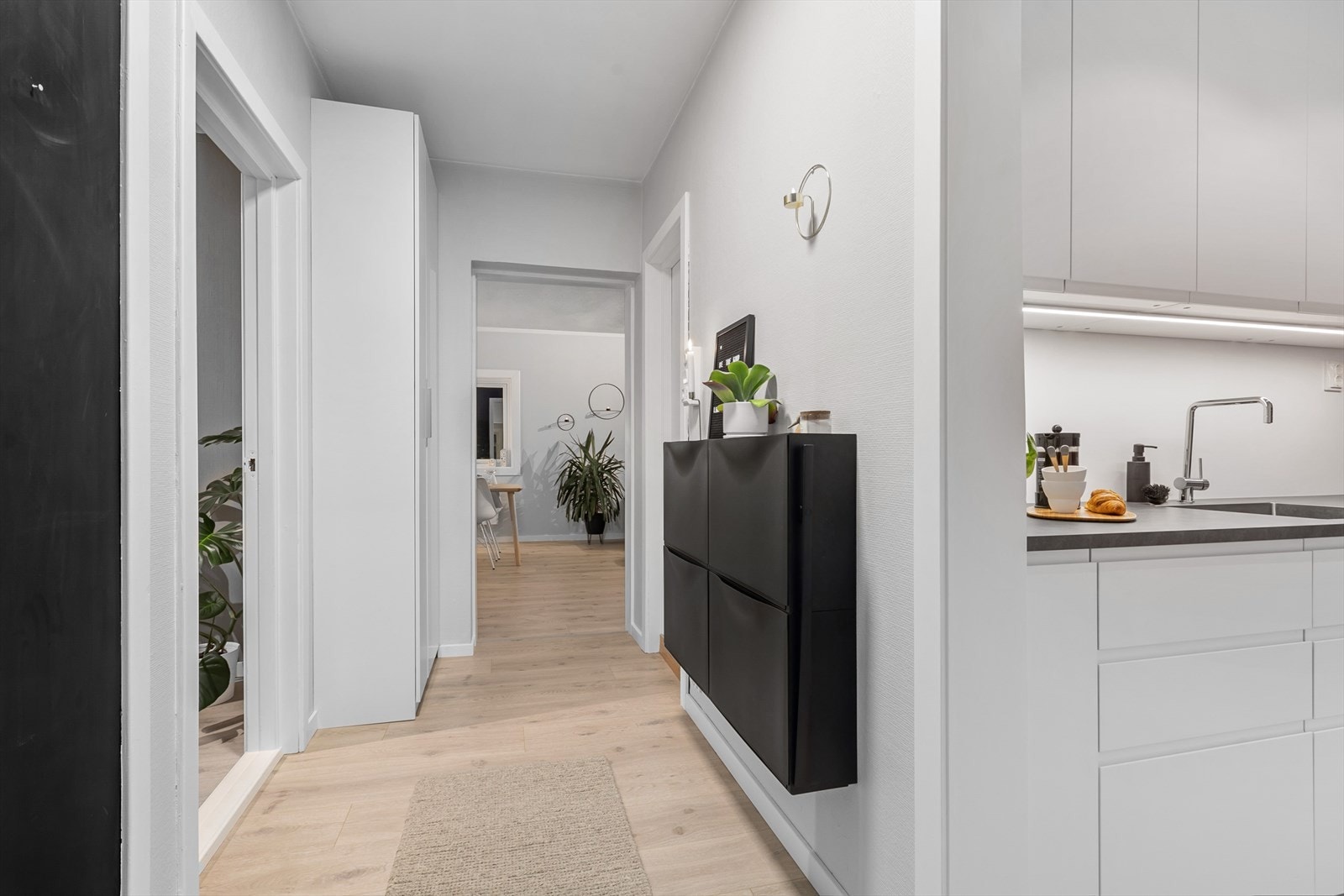 Hyggelig entré med plass for å henge av seg yttertøy Galleribilde