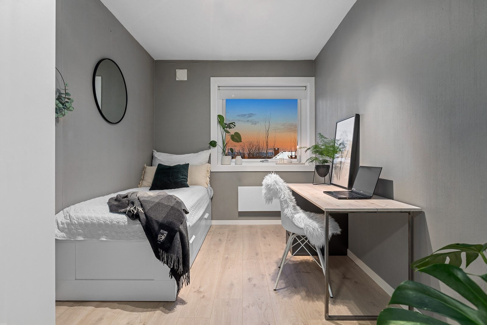 Plass for seng, nattbord, skrivebord og garderobeskap Galleribilde