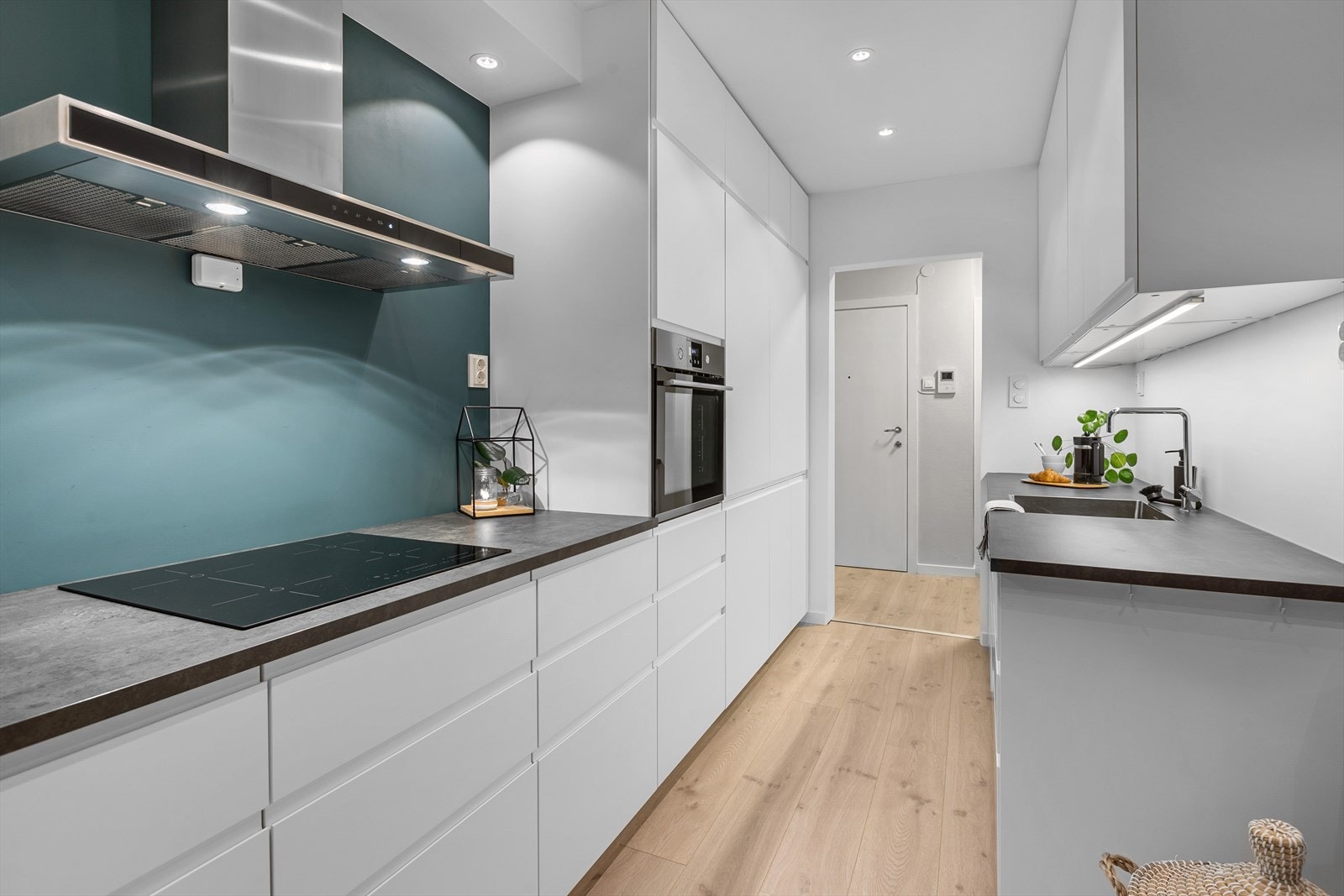 Moderne og nyere kjøkken fra 2018 med innredning fra Ikea med glatte fronter Galleribilde