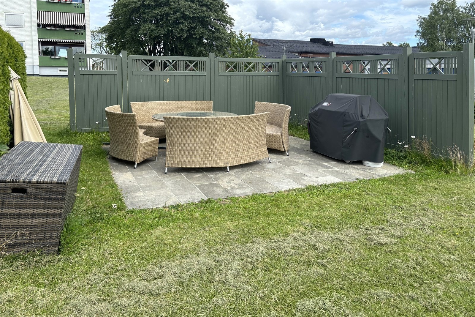 Borettslaget har opparbeidet flotte uteplasser for grillhygge og kos Galleribilde