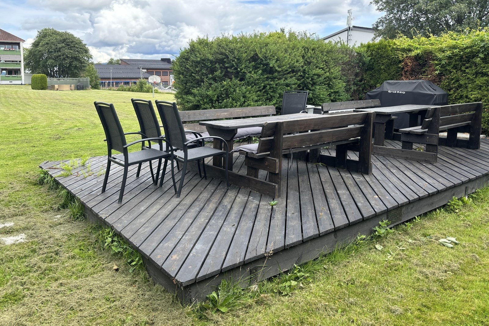 Borettslagets tomt er pent opparbeidet med gressplener, sittebenker, grill og bålpanne på sommerstid - Her kan man også nyte gode solforhold Galleribilde