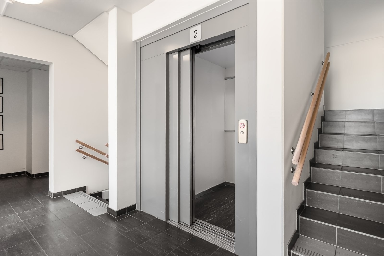 Heis fra boligetasje til inngangspart og garasjeplass Galleribilde