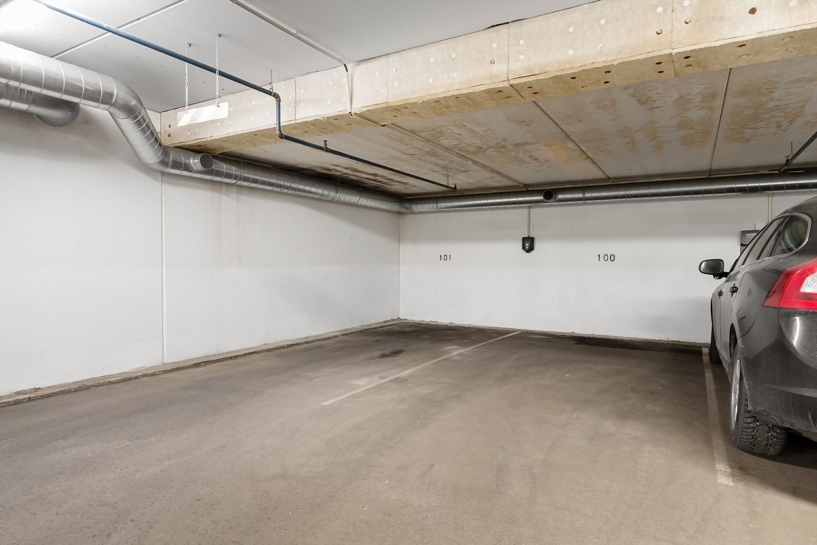 Det følger med 2 stk garasjeplasser med elbil lader (plass 101 og plass 100) Galleribilde