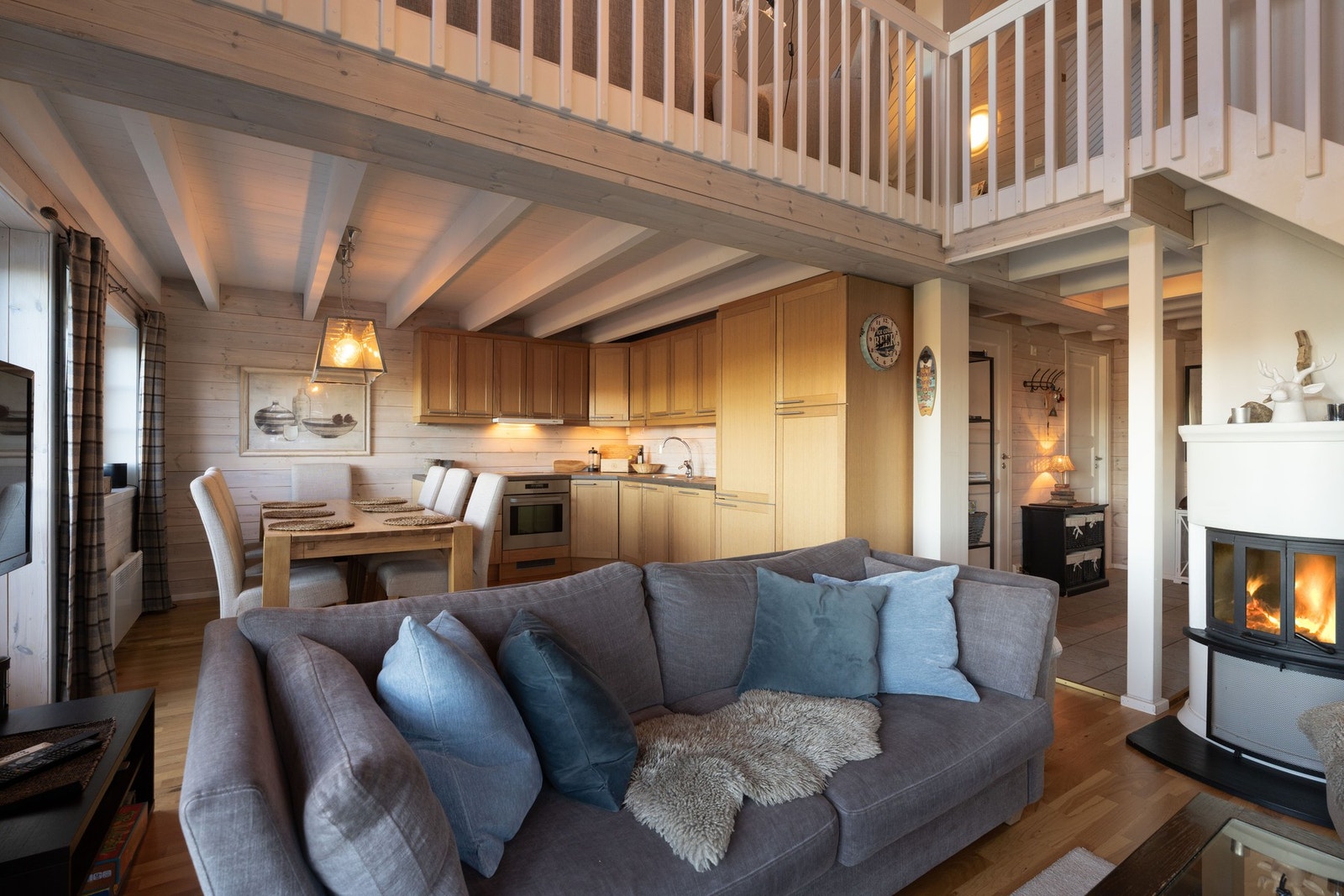 Stue, kjøkken/spisestue i åpen løsning. Stuen har raustet himling som gir en luftig romfølelse. Galleribilde