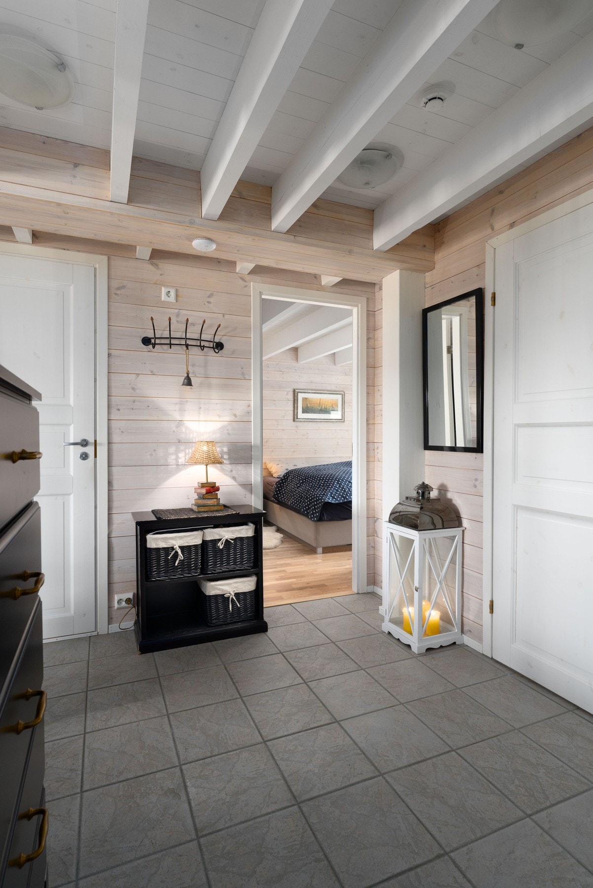 Romslig flislagt entre med varmekabler. Galleribilde