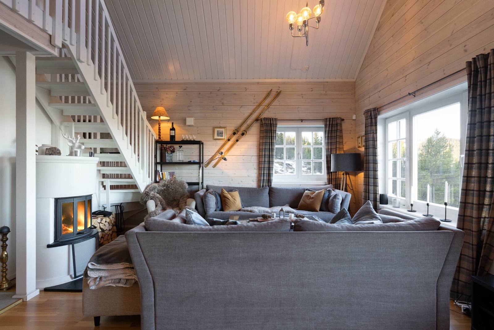 Stuen har en hyggelig atmosfære med peiskos på kveldstid. Galleribilde