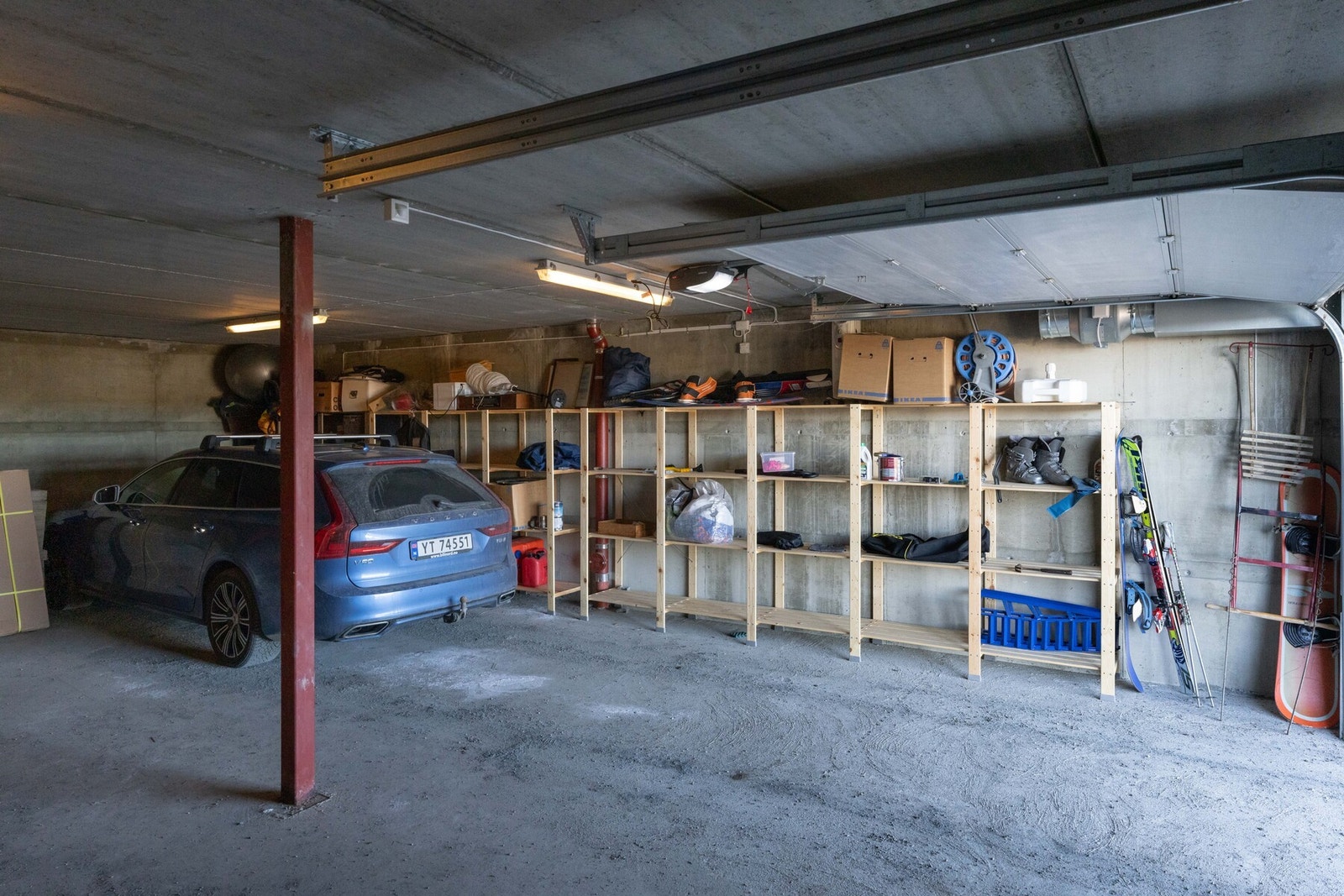 Garasje på 36 kvm med god plass til både 2 biler og lagring Galleribilde