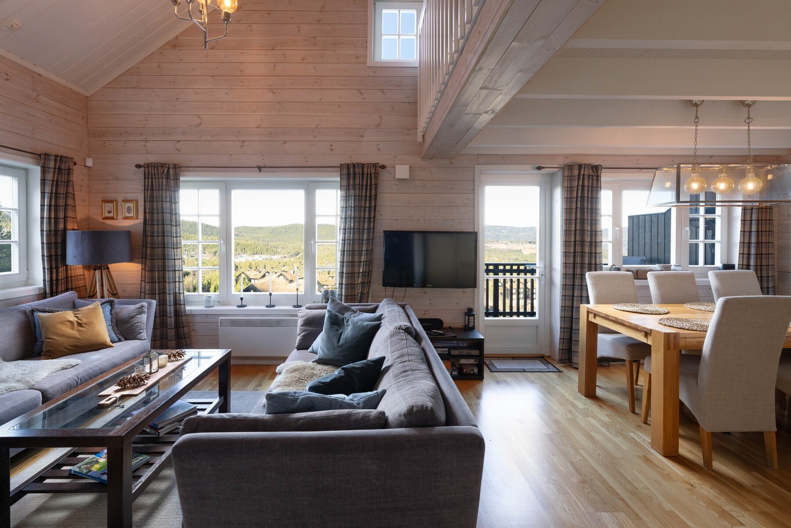 Mange og store vinduer som gir godt lysinnslipp Galleribilde