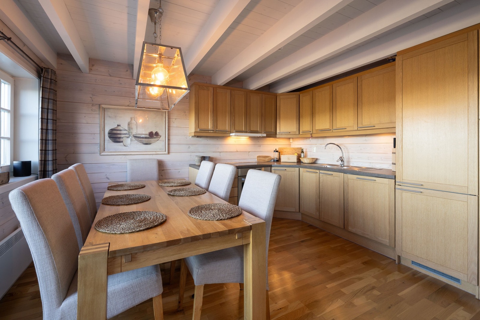 Et godt utstyrt kjøkken og god plass til mange rundt spisebordet. Galleribilde