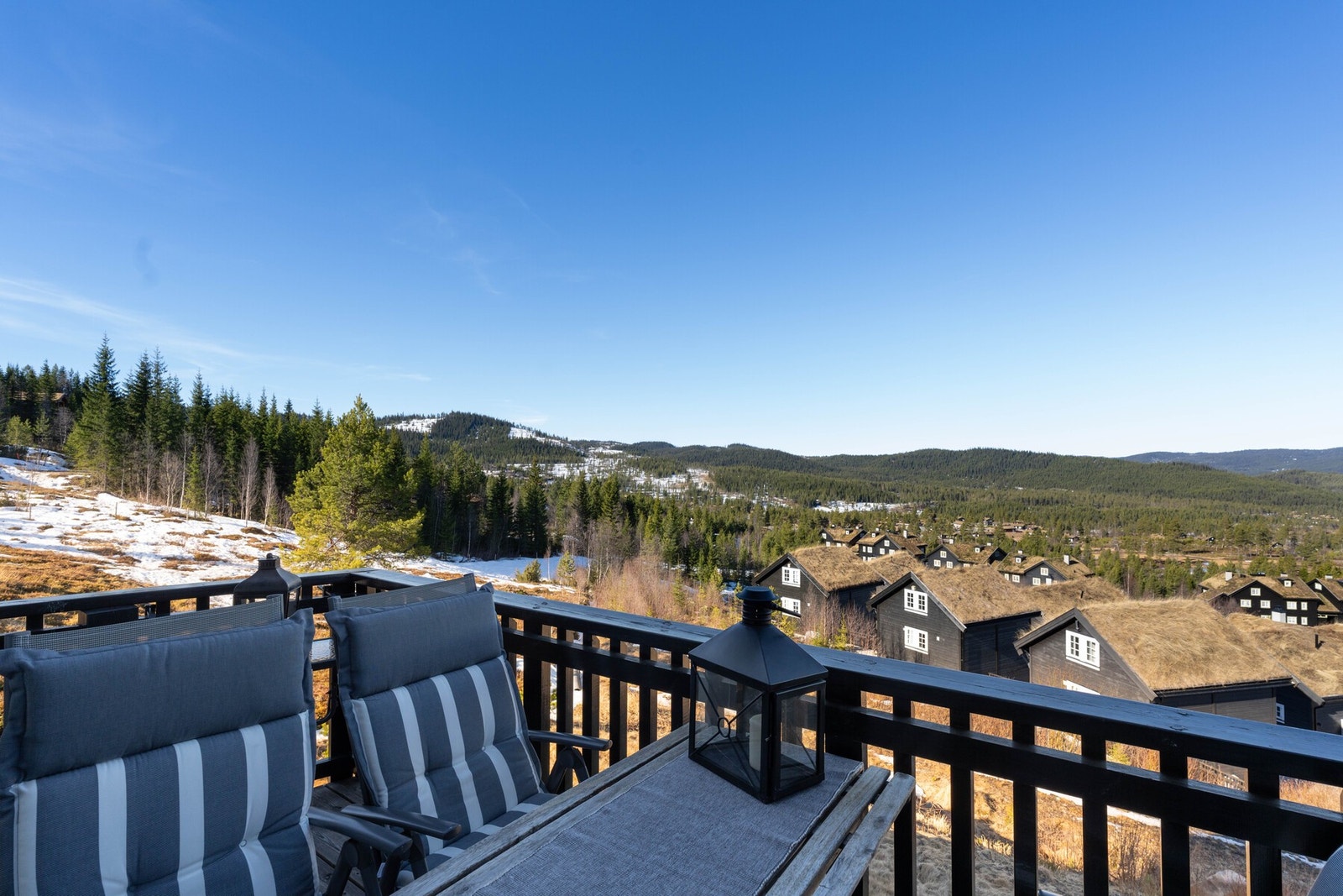 Balkongen er uten innsyn med friområde som nærmeste nabo Galleribilde