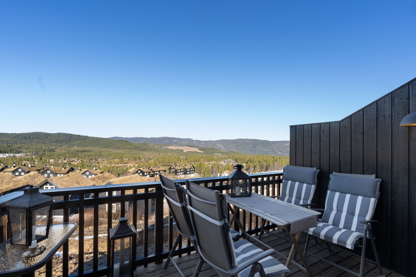 Balkong på 9 kvm - her kan sol og utsikt nytes Galleribilde