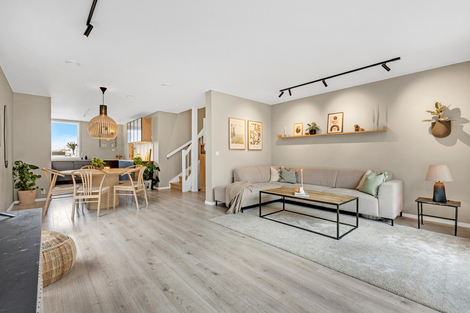 EiendomsMegler 1 v/Frank Robert Bae har gleden av å presentere et stilrent og moderne enderekkehus beliggende på familievennlige Overvik! Galleribilde