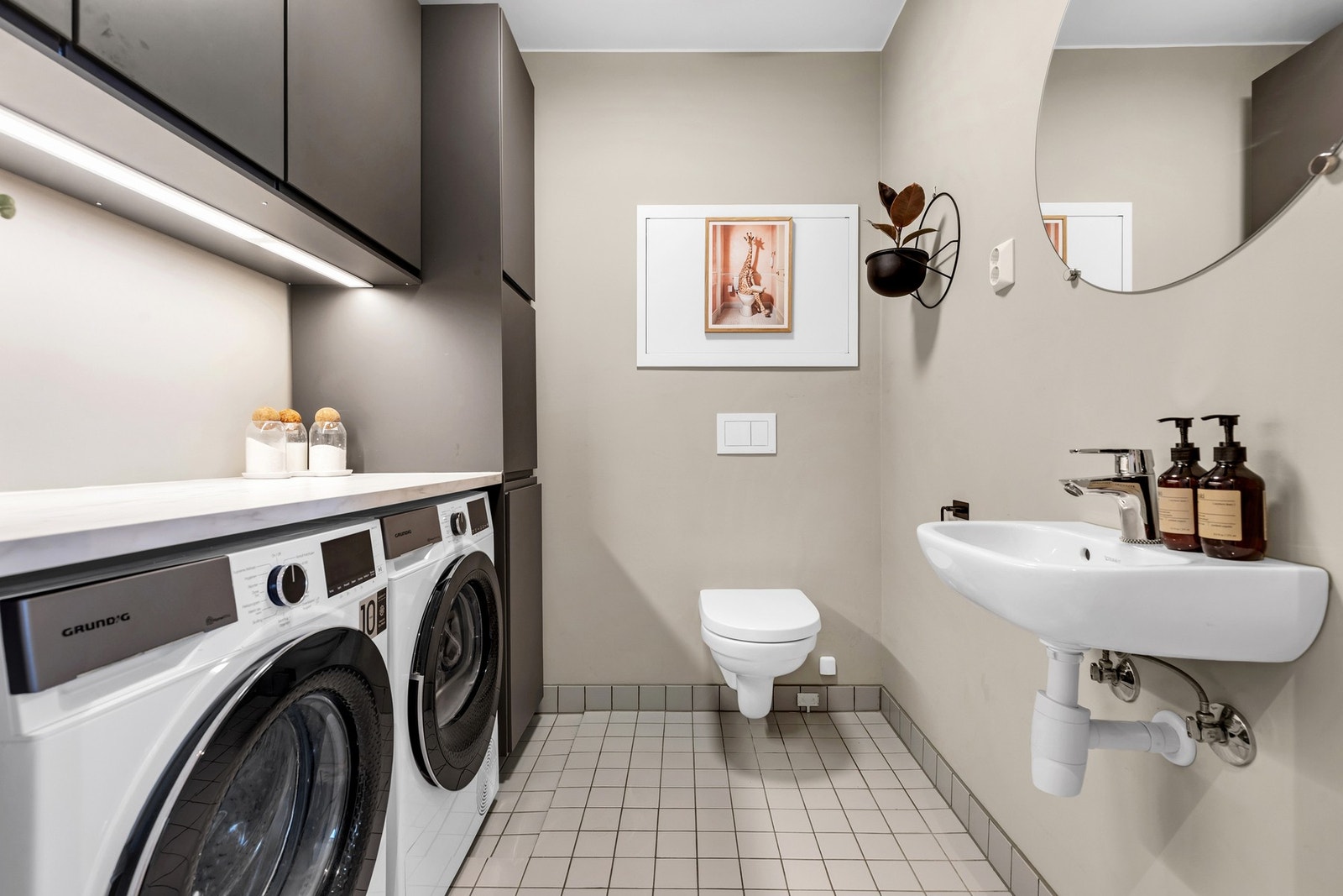 Vaskerommet er på 4 kvm. Her får du vegghengt WC og rikelig med lagringsplass i innredningen. Galleribilde