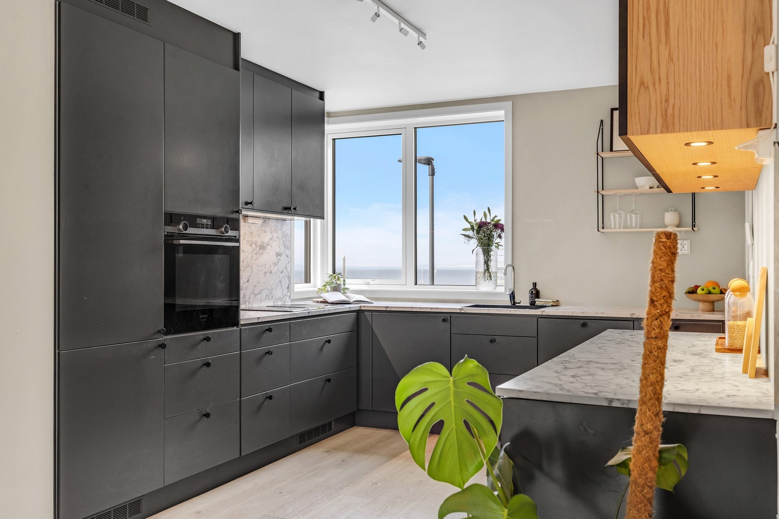 Integrerte kvalitetshvitevarer. Listefri himling bidrar til et moderne uttrykk. Galleribilde