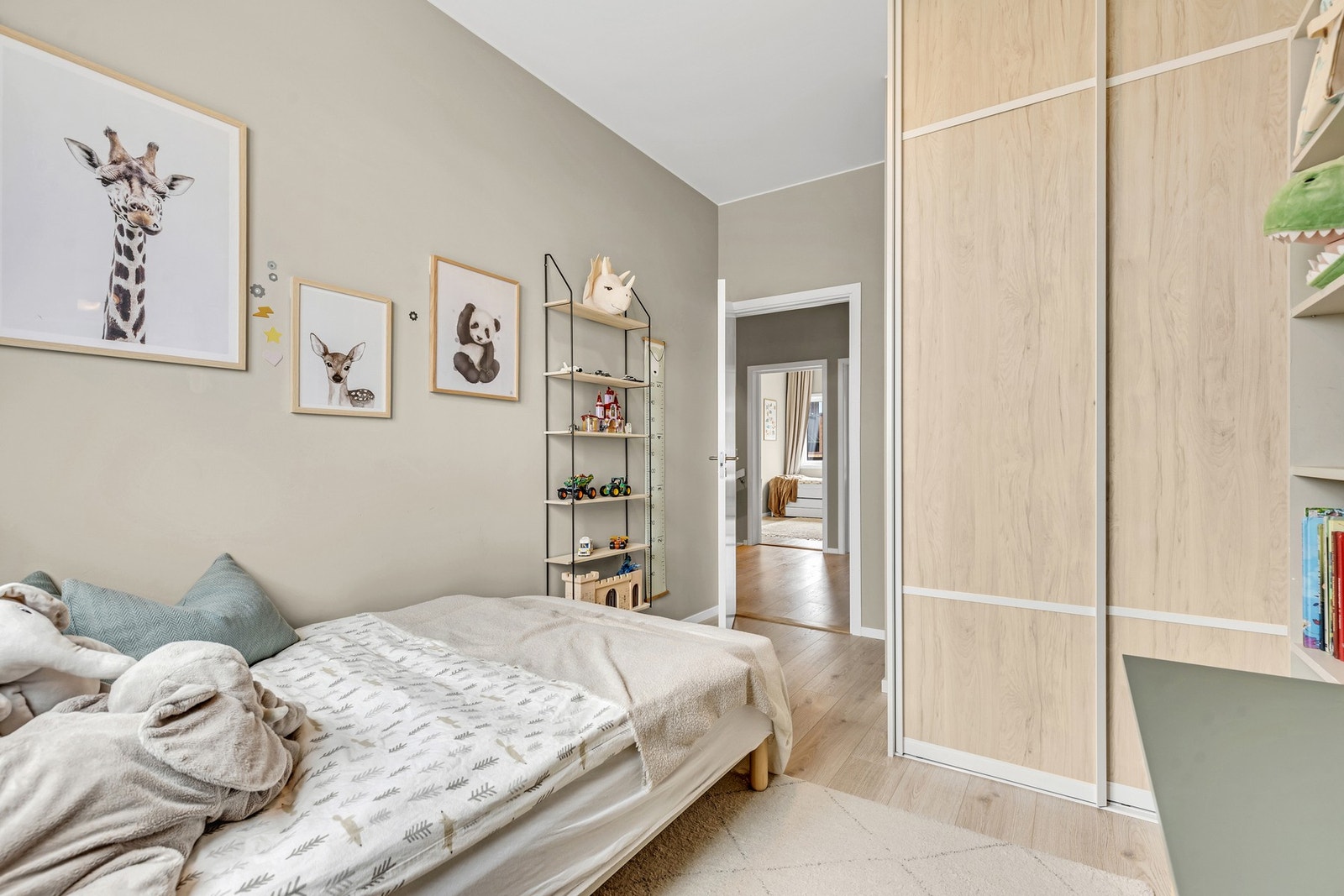 Rommet har også plass til garderobeskap og et skrivebord. Galleribilde