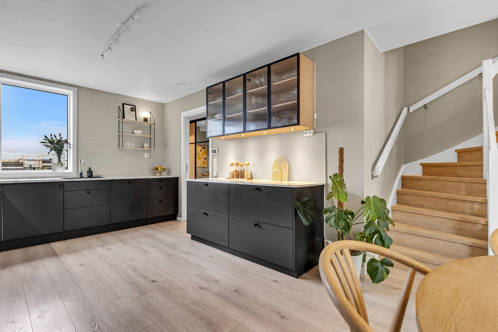 Praktisk med ekstra benk og hyller. Galleribilde