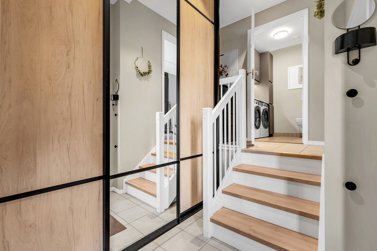 Stor skyvedørsgarderobe ved inngangspartiet. Galleribilde