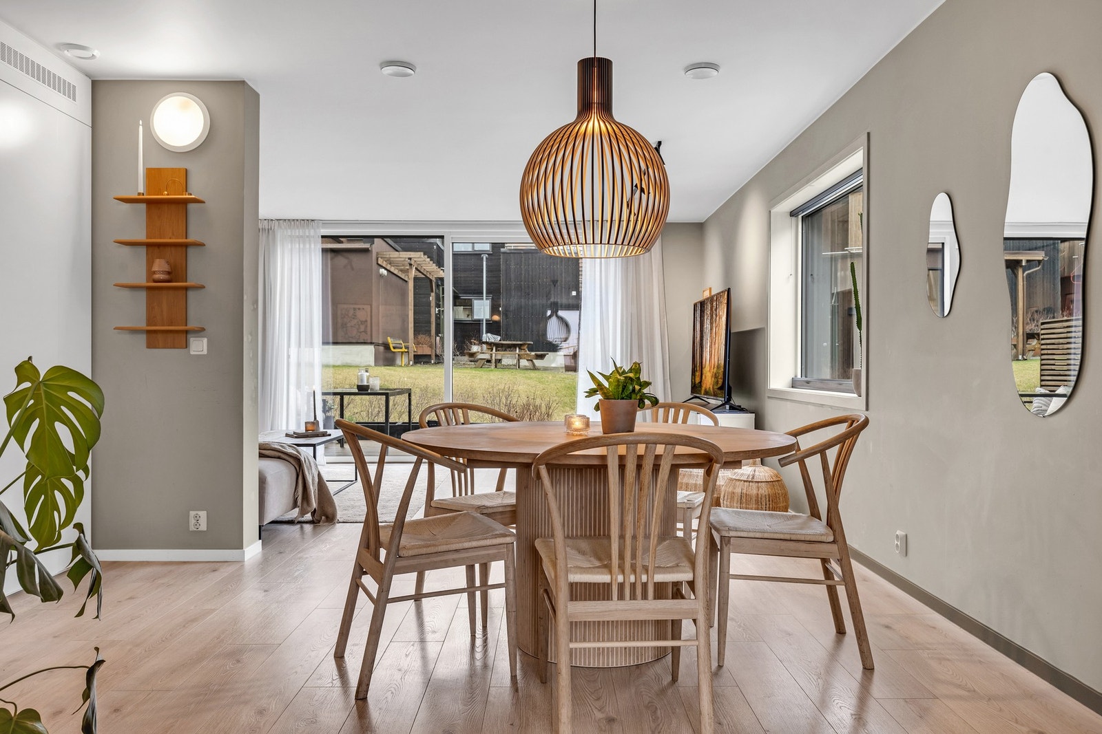 Det er vannbåren gulvvarme i hele 1. etasje - spesielt kjekt for barnefamilien. Galleribilde