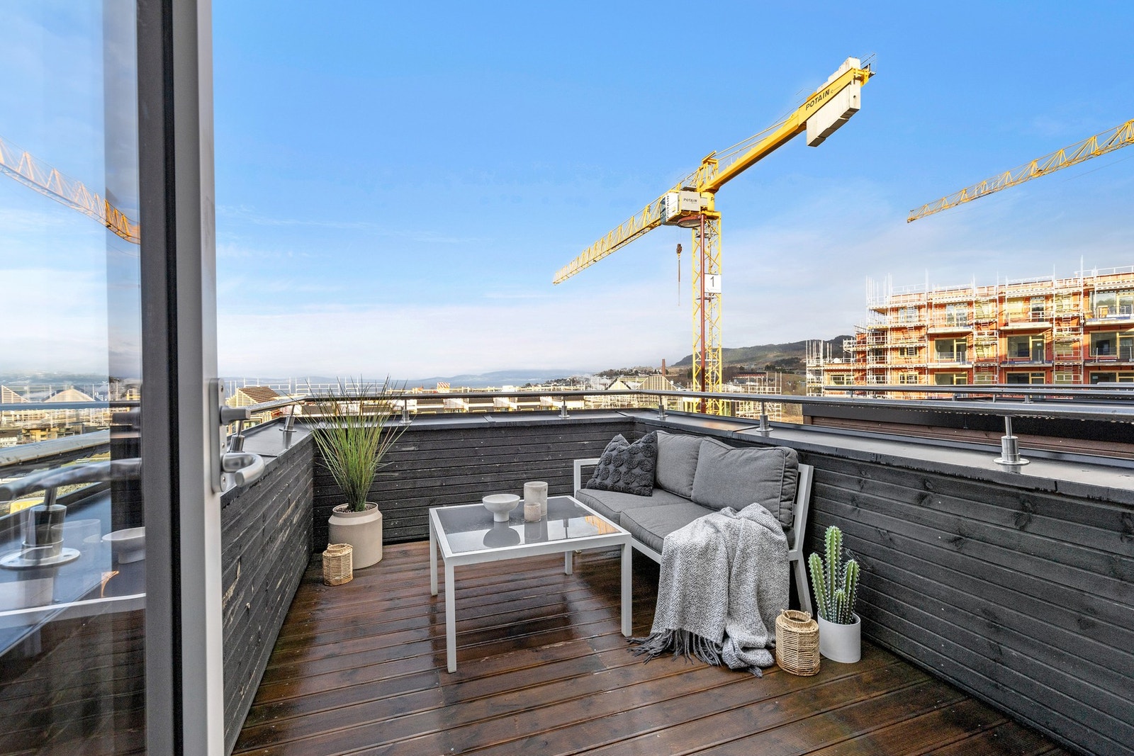 Direkte utgang til takterrasse fra soverom 4. Galleribilde