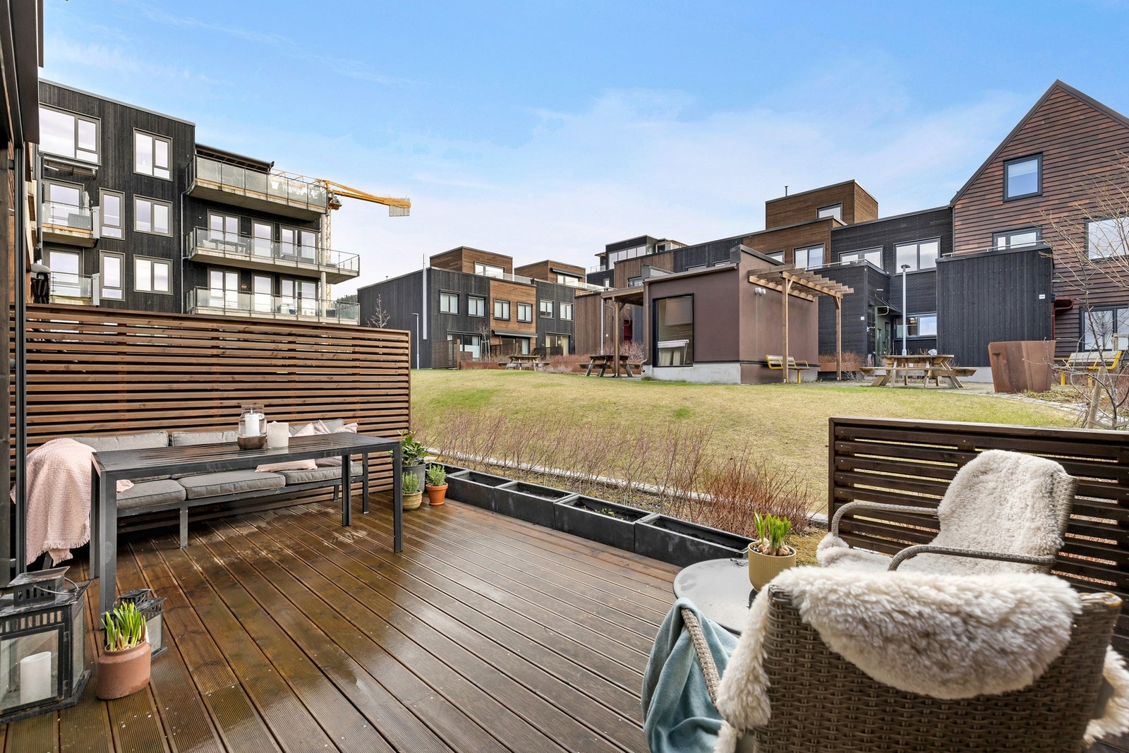 Boligtunet må sies å være spesielt barnevennlig, og her finnes det barn i alle aldre. Galleribilde