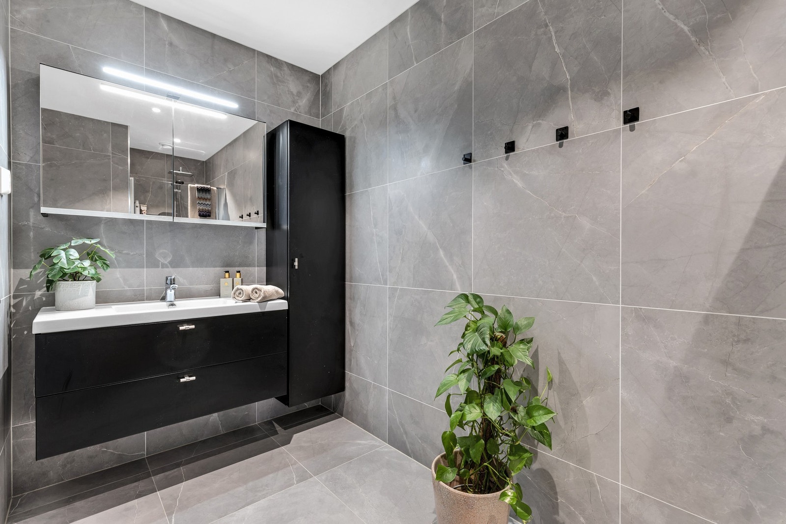 Rikelig med lagringsplass i romslig innredning og speilskap. Galleribilde