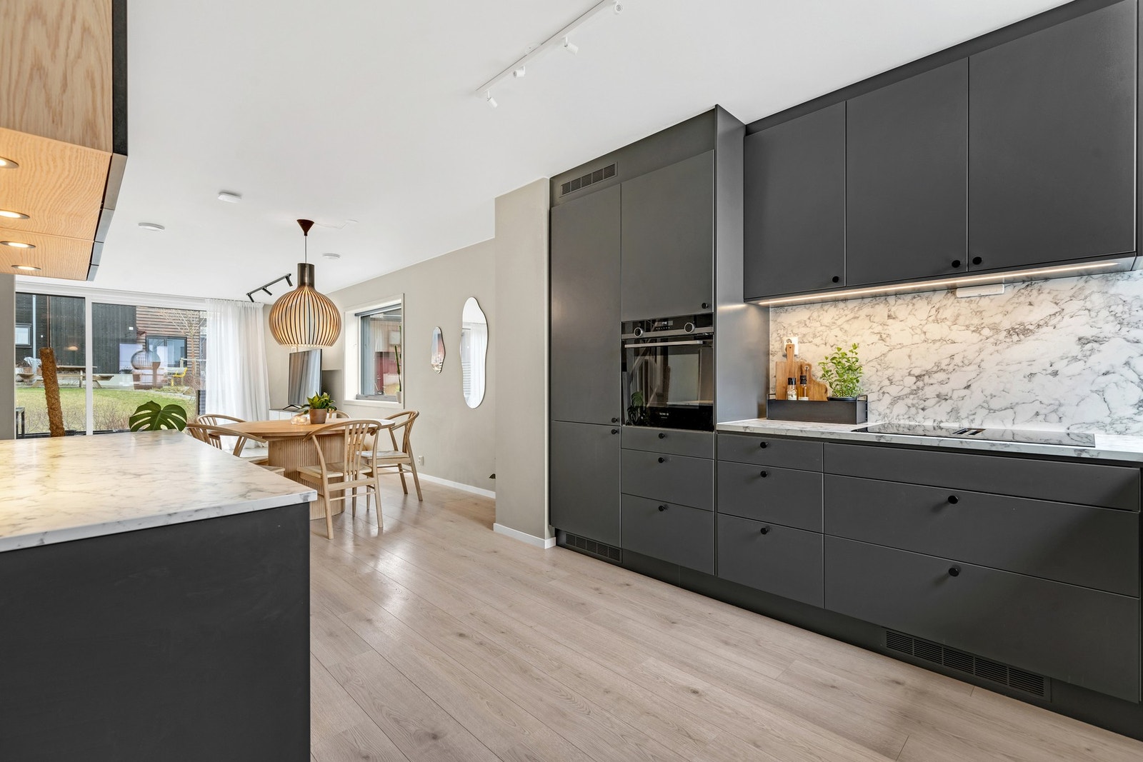 Takstmannen har gitt tilstandsgrad 0 (TG0) på tilnærmet alle punkter i sin rapport. I tillegg gjenstår det ca. 1,5 år på nybyggarantien. Galleribilde