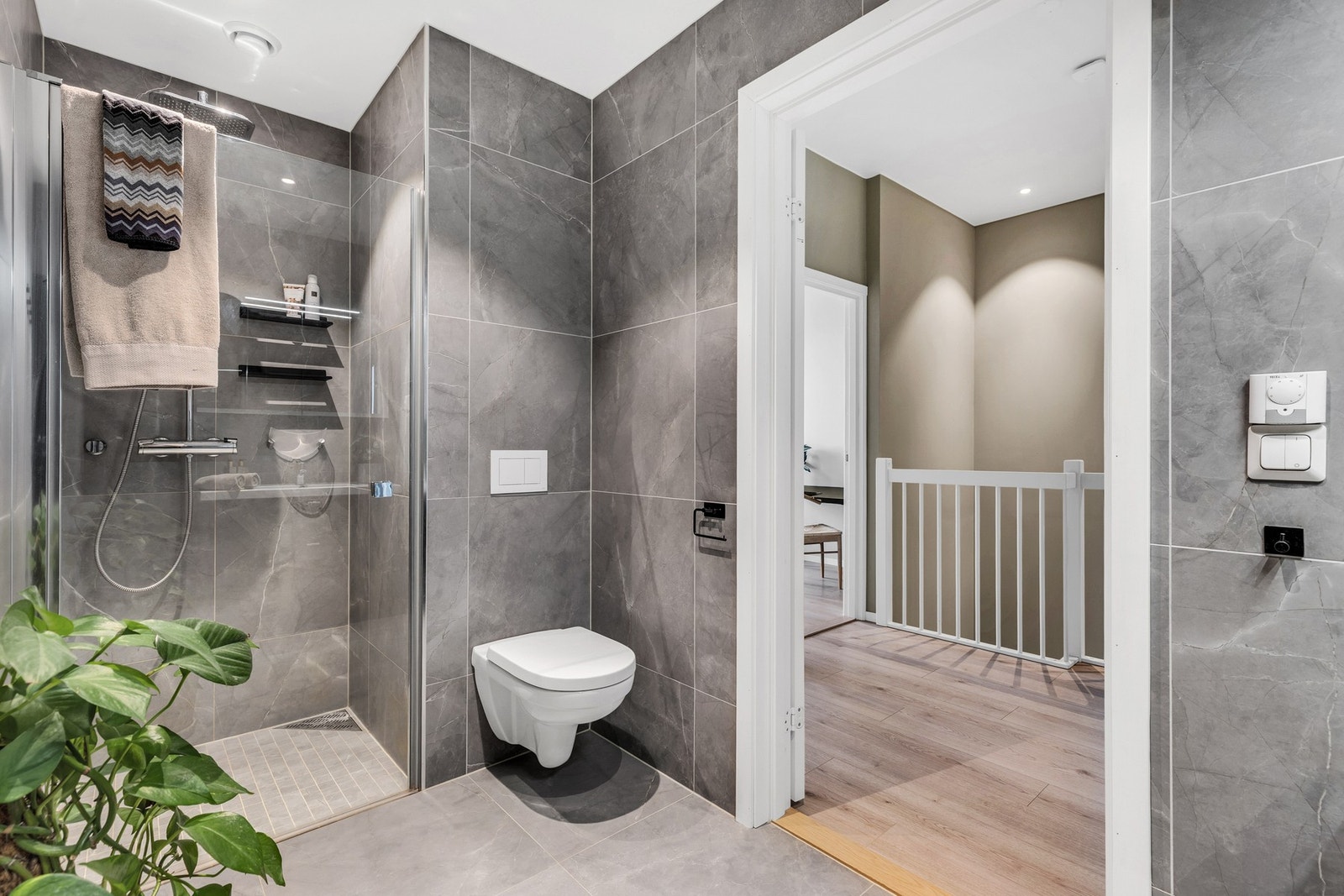 Oppgradert bad på ca. 5 kvm med flislagte flater, dusjnisje og vegghengt WC. Galleribilde