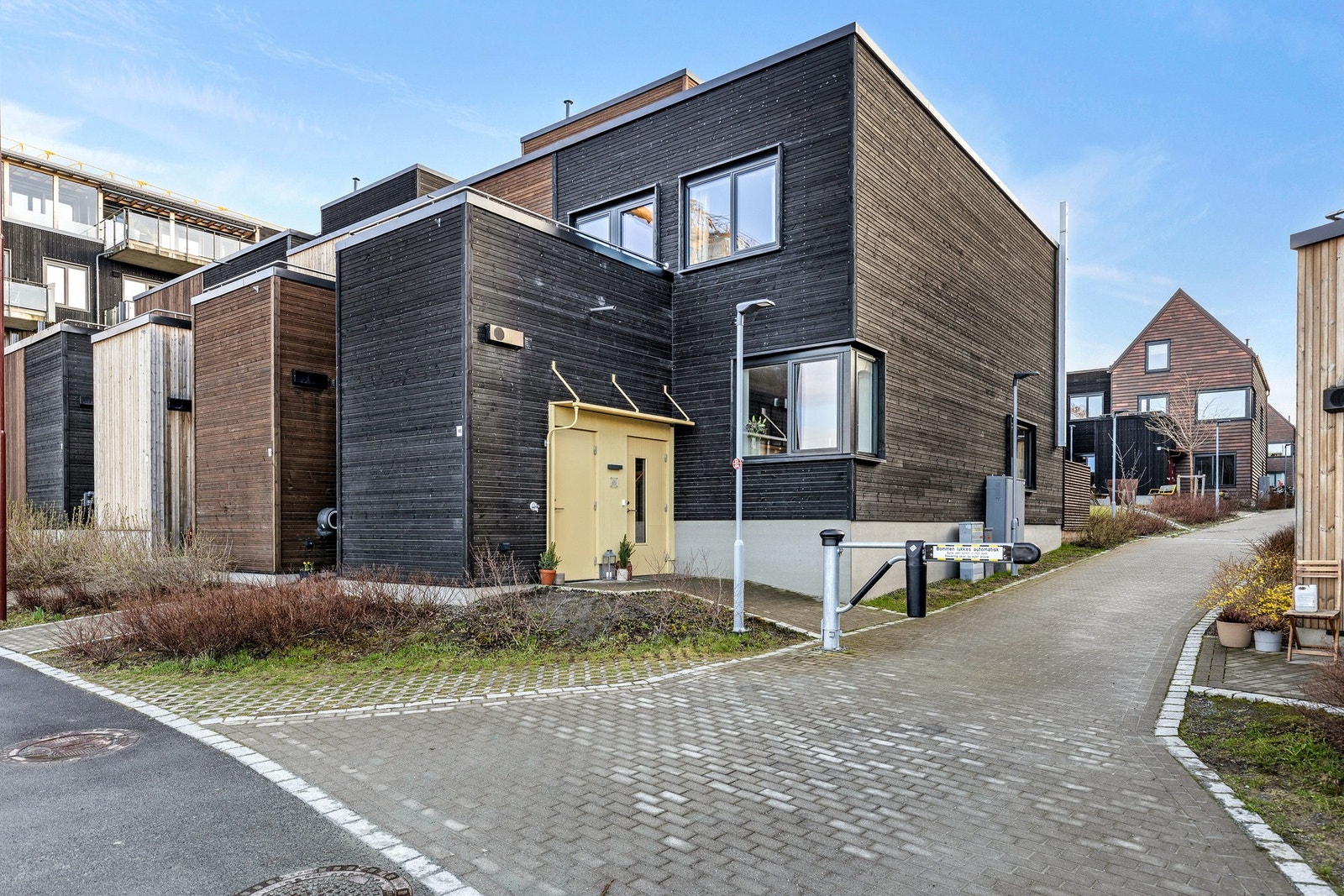 Praktisk sportsbod med eget strømuttak rett utenfor inngangsdøren. Galleribilde