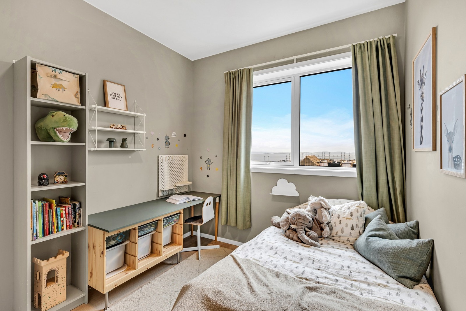 Soverom 2 er på 9,5 kvm, og passer perfekt som barnerom eller gjesterom. Galleribilde