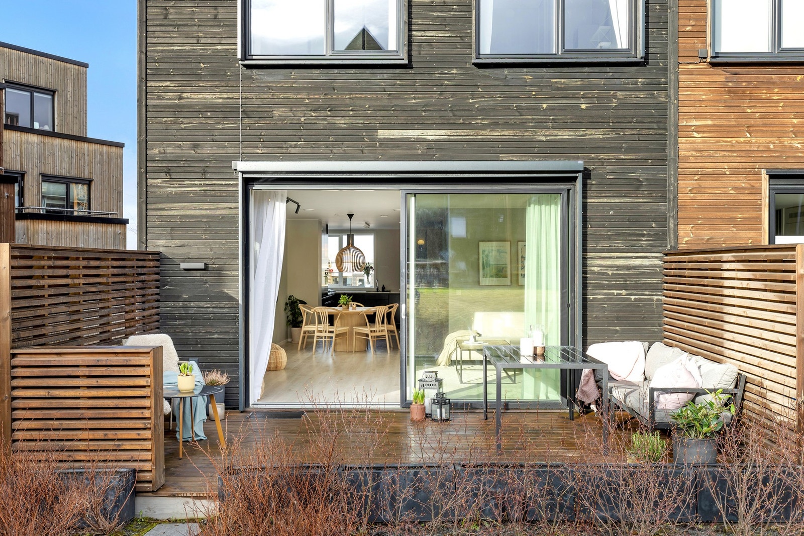 Fra stuen er det utgang til terrasse på ca. 16 kvm med god plass til utemøblement. På sommerstid nyter man solen samlet sett fra morgen til kveld på boligens uteplasser. Galleribilde