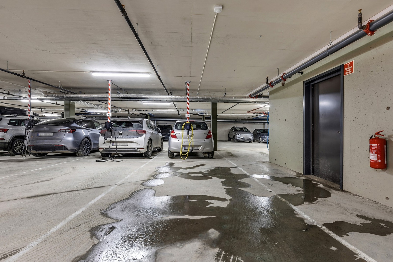 Egen p-plass m/elbillader i oppvarmet parkeringskjeller. Galleribilde