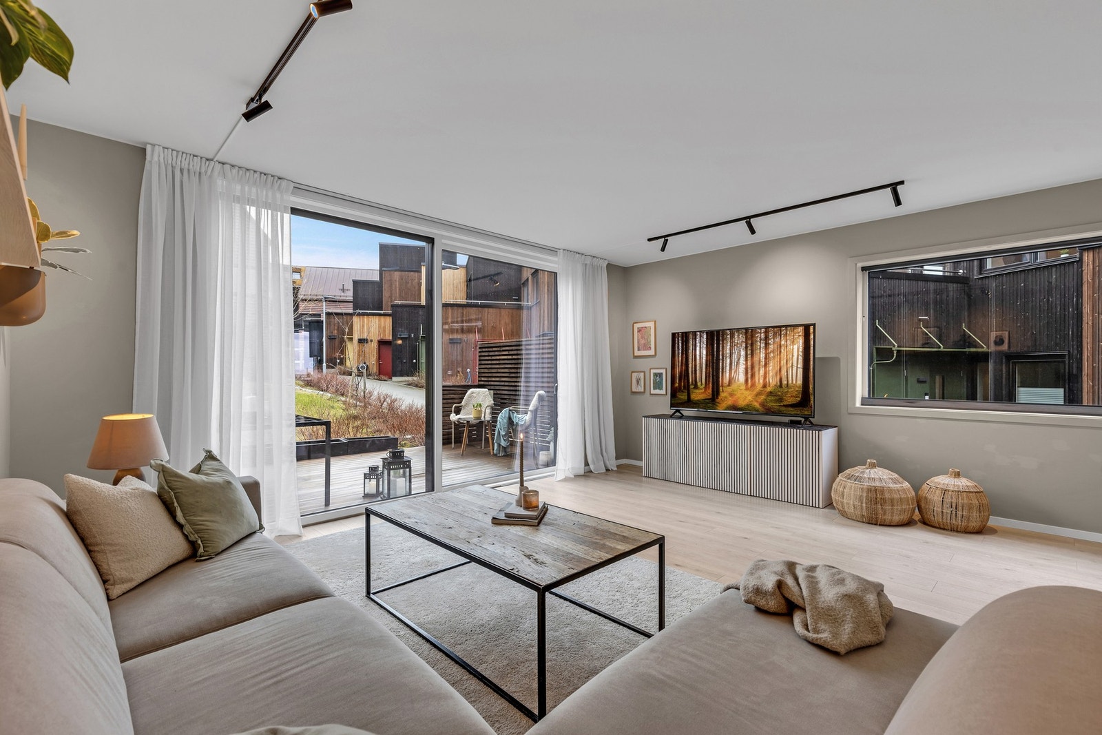 Med store vindusflater i begge ender får man et svært godt lysinnslipp som, sammen med overflater malt i tidsriktige fargetoner, bidrar til en lett og luftig atmosfære. Galleribilde