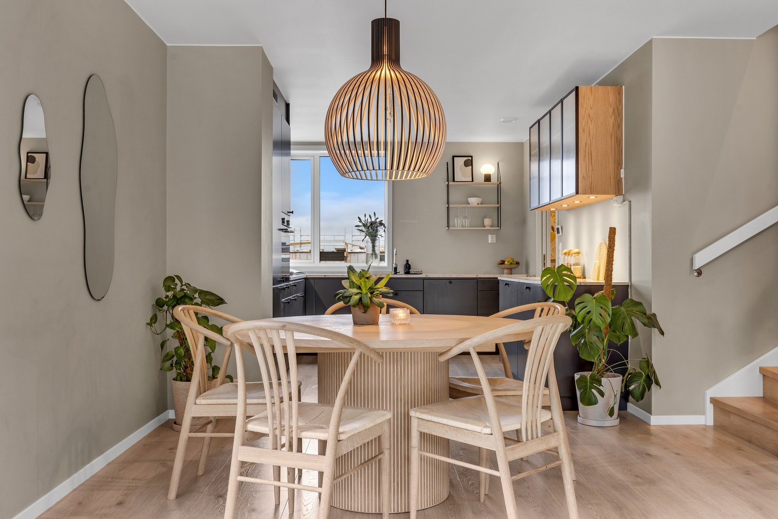 God plass til spisebord i overgang mellom stue og kjøkken. Gjennomgående 1-stavs gulv. Galleribilde