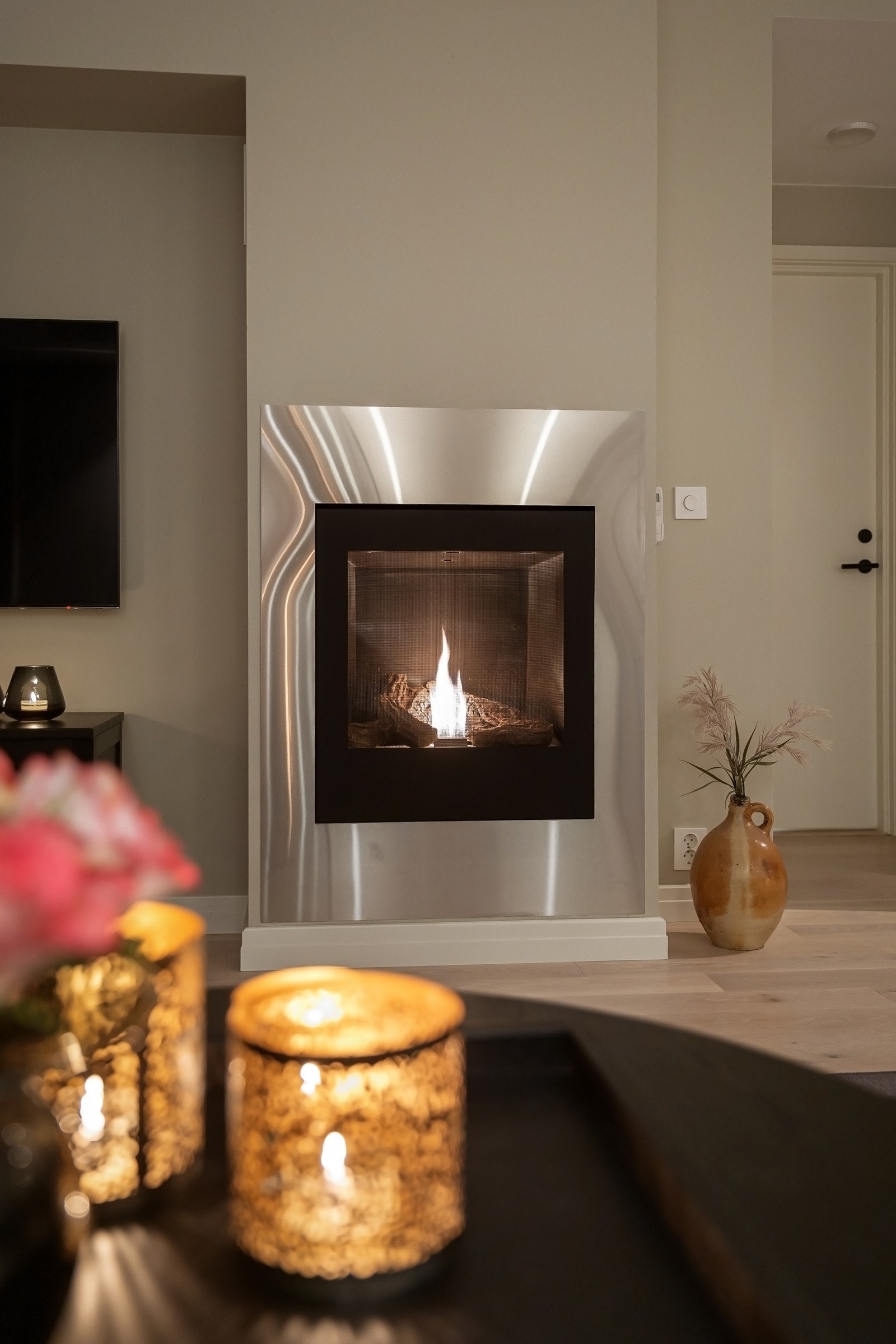 En innfelt gasspeis, med sort kant og omramming i stål, gir et fint blikkfang og hygge i den kalde årstiden. Galleribilde