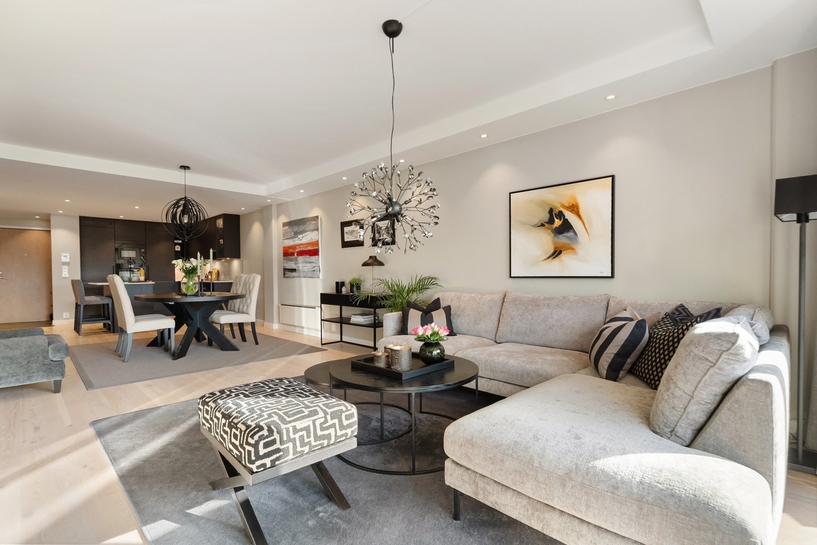 Stuen har enstavs parkettgulv, glatte, beige veggflater og listefri himling med dels innkasset downlights langs kanten. Galleribilde