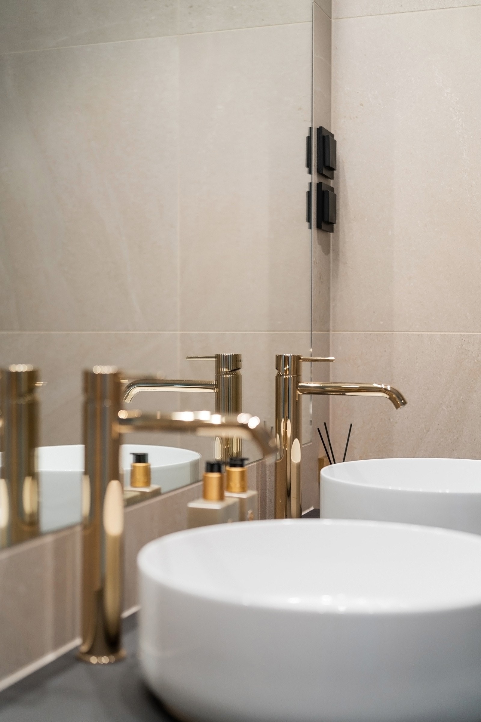 Dette badet er smakfullt utført helt i tråd med leilighetens eleganse. Galleribilde