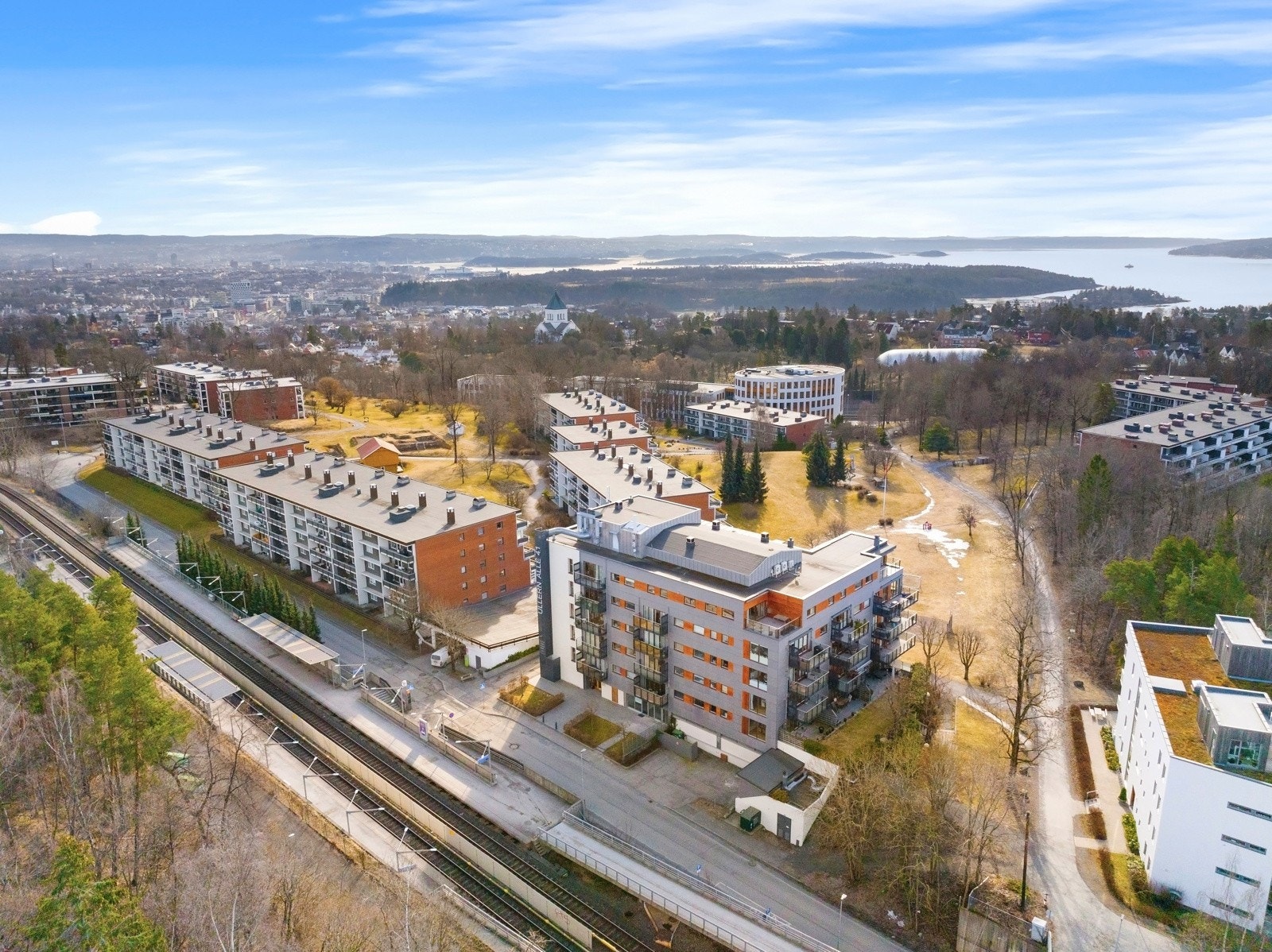 Her får du det beste av to verdener - et trygt og eksklusivt nabolag med fantastiske turmuligheter, samtidig som du har enkel tilgang til alt byen har å by på Galleribilde