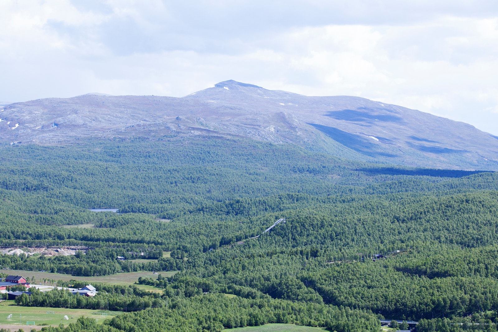 Kløftberget i Brekken ligger i et område med rike muligheter for friluftsliv med turer, fiske og jakt. Samtidig er det kun en halvtime unna Røros Bergstad på den ene siden, og Funäsdalen i Sverige på den andre siden. Galleribilde