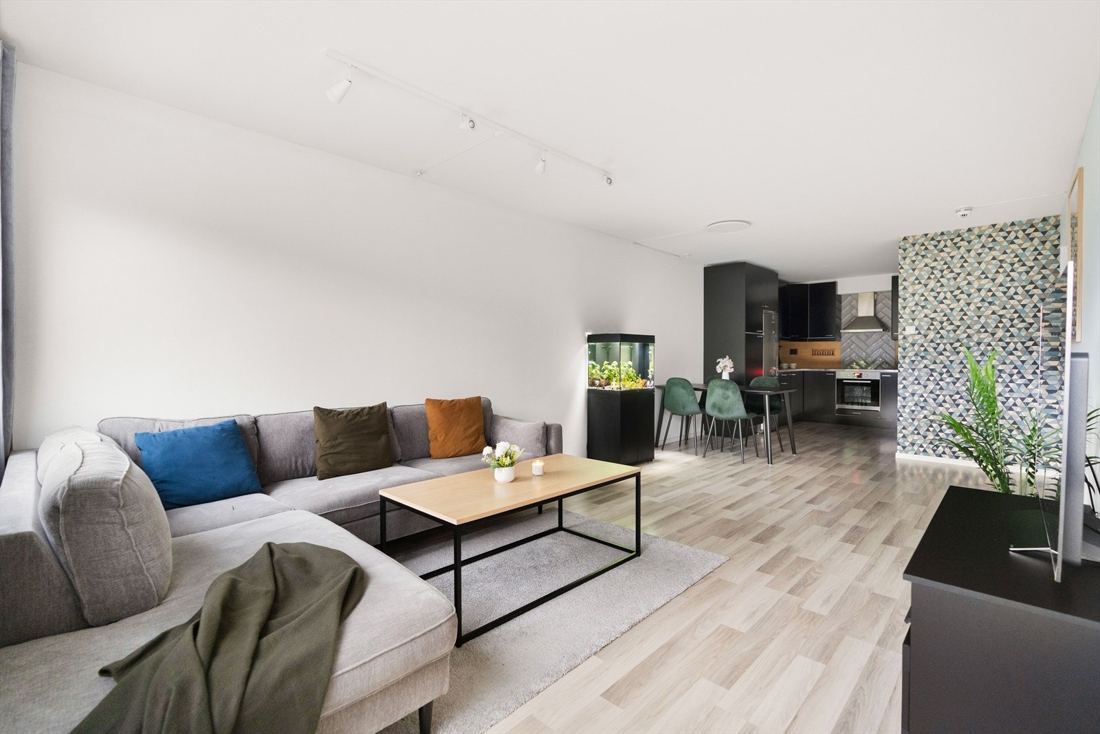 I stuen er det god plass til sofa, tv-bord og spisegruppe. Galleribilde