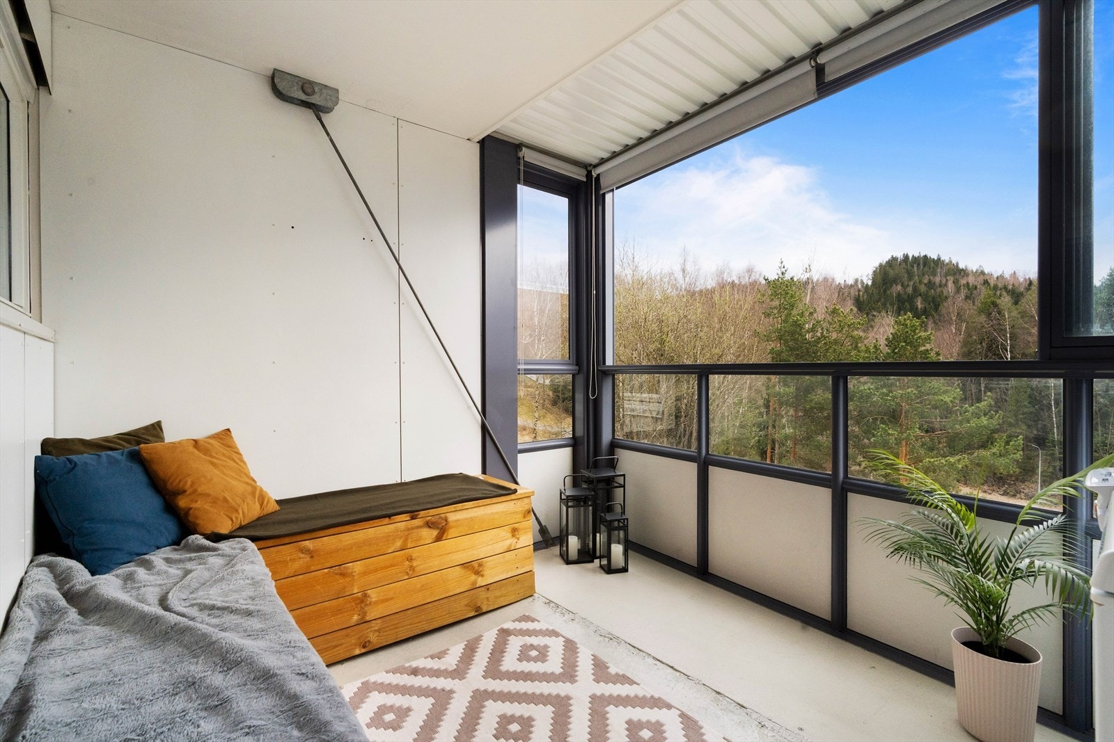 En stor 2-roms i fjerde etasje med gode solforhold og flott utsikt. Galleribilde