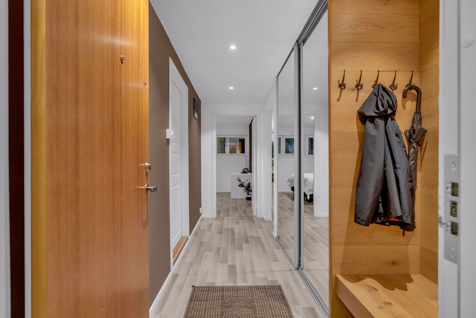 I kjelleren disponerer leiligheten en kjellerbod på ca. 2,3 kvm for ytterligere oppbevaringsbehov. Galleribilde