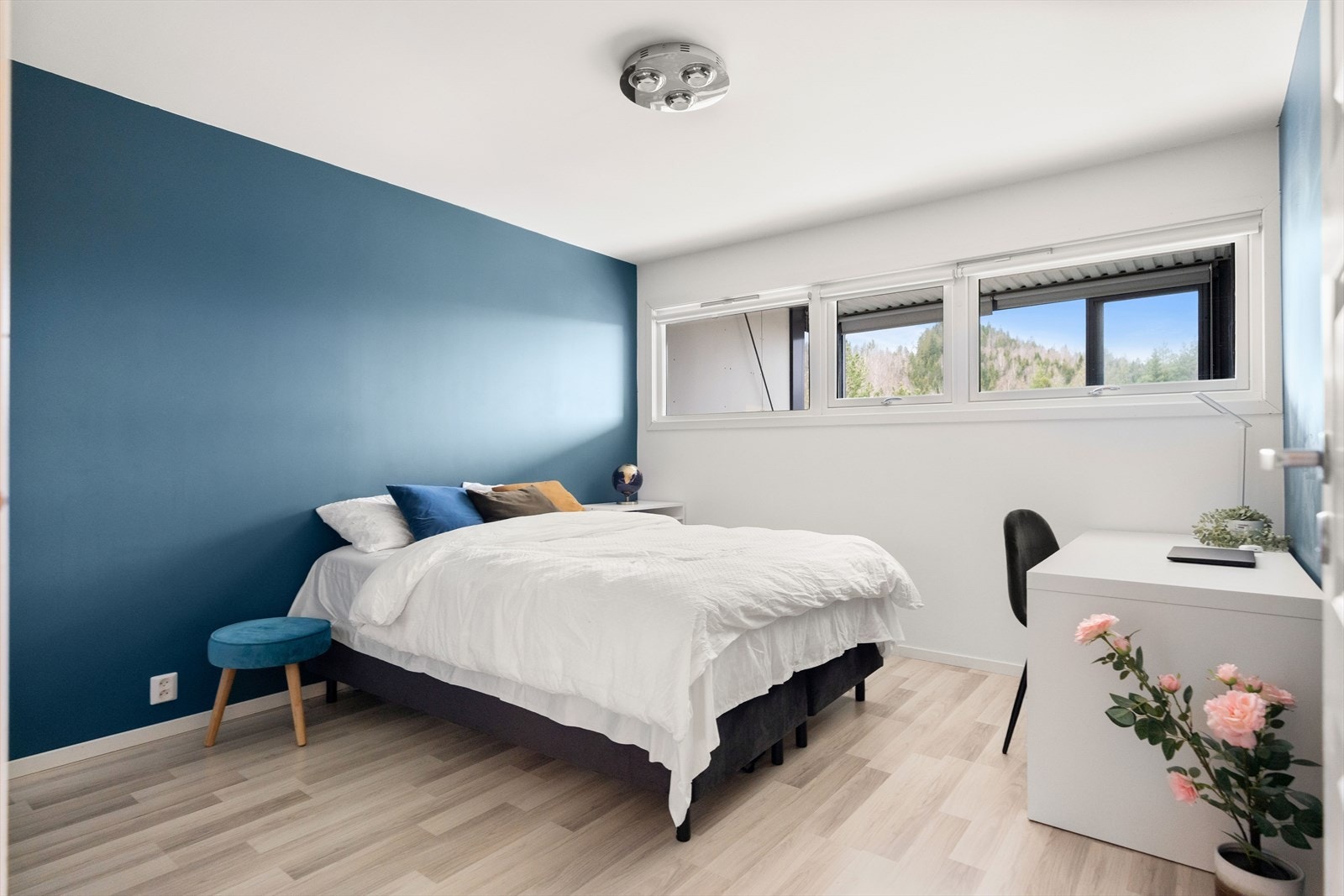 Leiligheten har et stort soverom. Det er fint plass til å møblere med dobbeltseng og tilhørende møblement. Galleribilde