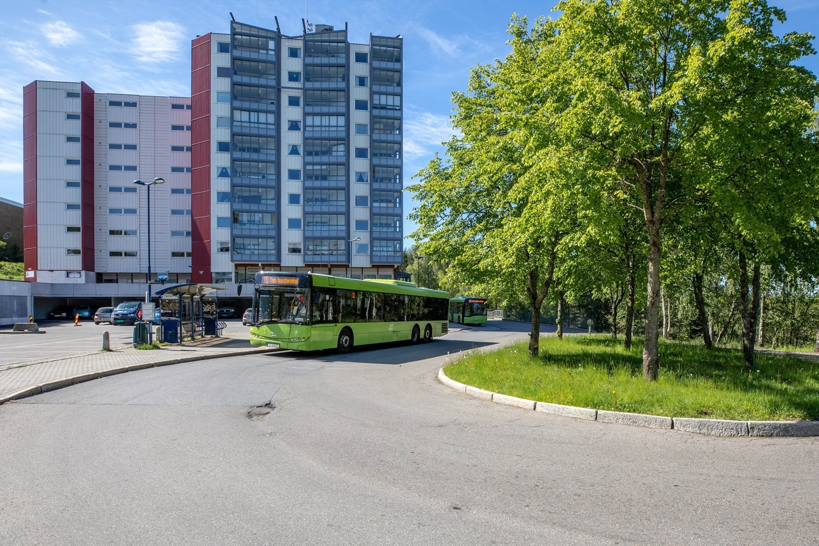 Nærmeste holdeplass er Blystadlia og er rett utenfor leiligheten. Buss "360" går hvert hvert tiende minutt til Lillestrøm. Buss "300" tar deg til Oslo på 35 minutt. Galleribilde