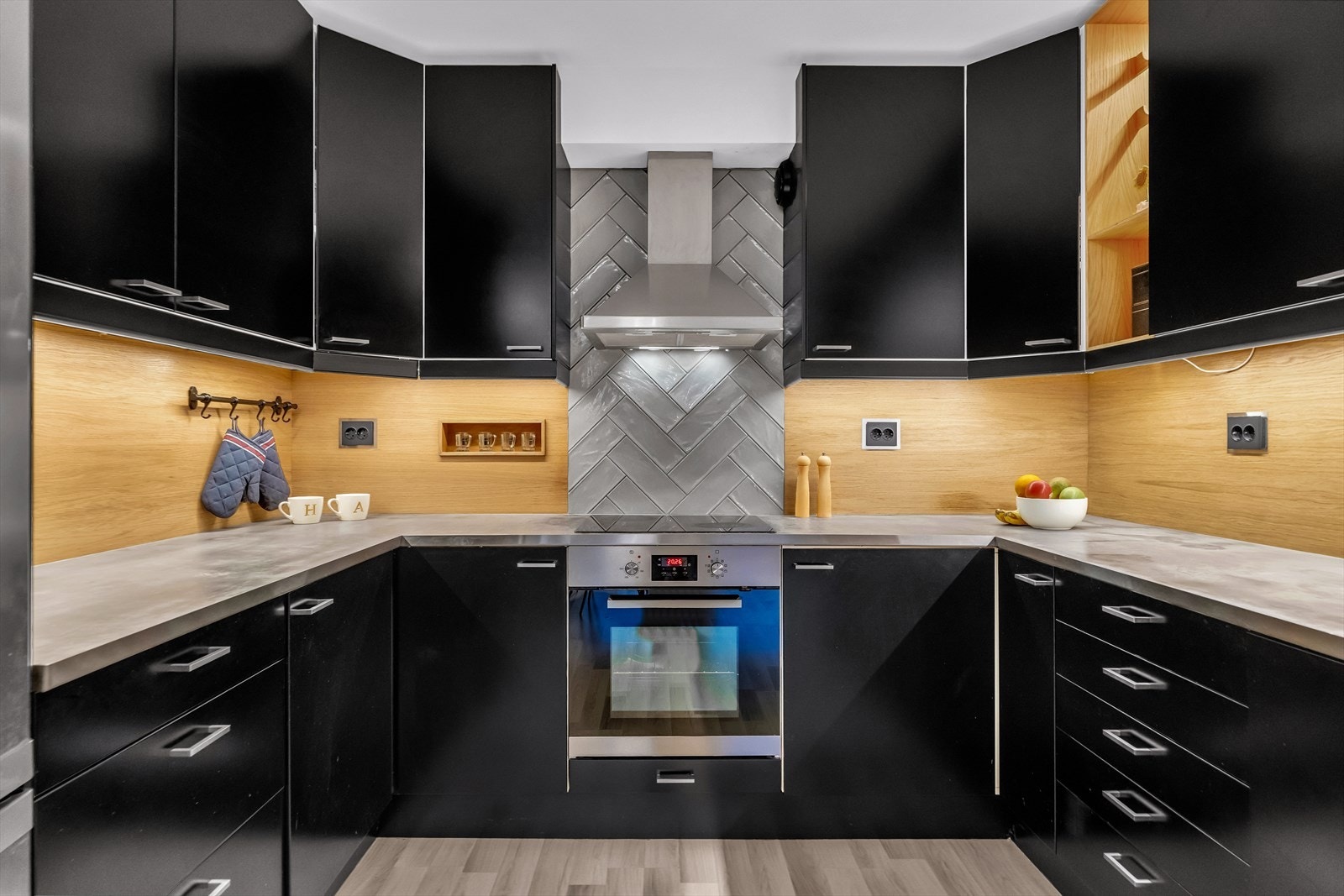 Kjøkkenet er stilrent og byr på mye benk- og skapplass. Galleribilde